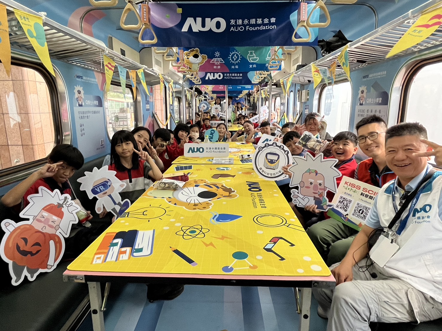 YABO鸭脖永續基金會參與「臺灣科普環島列車」，設計基礎科學車廂課程，以「淨零碳排和永續能源」為主題，讓學生透過創意實驗認識淨零知識，以及思考生活中的減碳行為