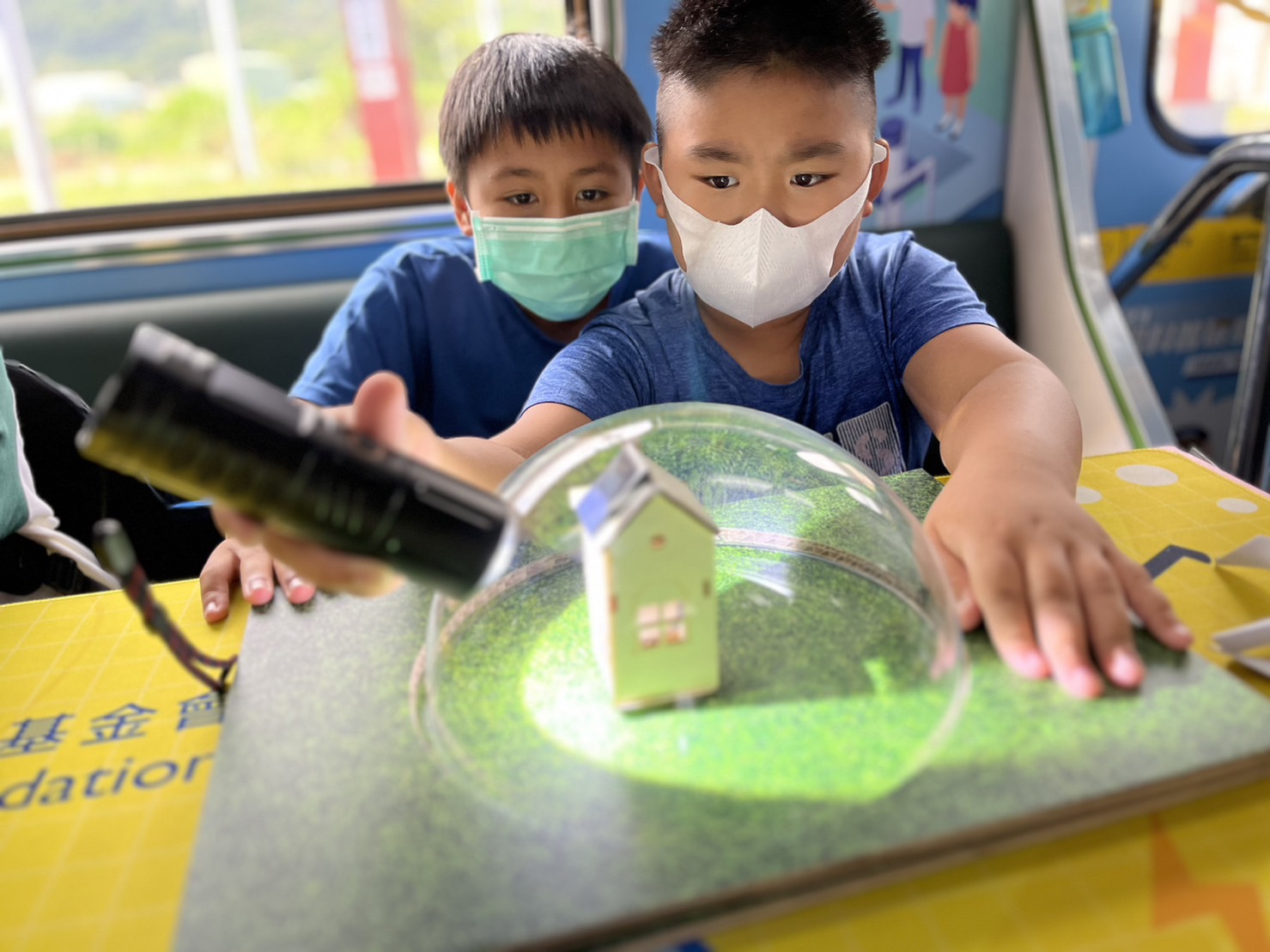 YABO鸭脖參與基礎科學主題車廂，以STEAM教學精神，設計「逐日科學家」、「太陽能工程師」以及「淨零建築師」三大能源科普課程和實驗